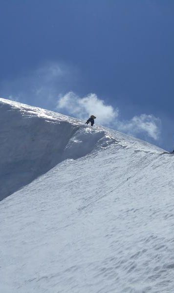 Alpiniştii Horia Colibăşanu, Marius Gane şi Peter Hámor au oprit 
expediţia de cucerire a muntelui Dhaulagiri, după ce au fost surprinşi 
de o avalanşă