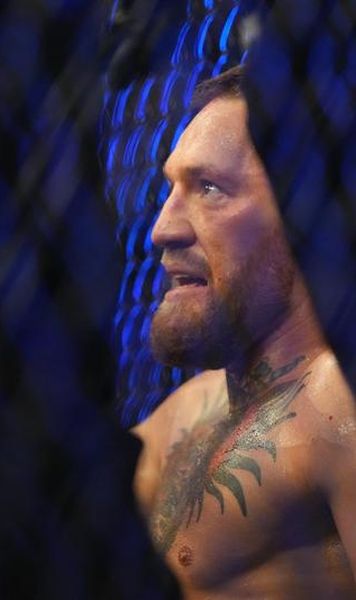 VIDEO Conor McGregor, accidentat grav la piciorul stâng, a părăsit arena pe targă - Dustin Poirier, învingător