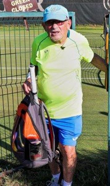 Ce spune cel mai bătrân jucător activ de tenis din lume, la 97 de ani: „Slavă cerului că am mai trăit o zi! Vreau să joc cu Federer”