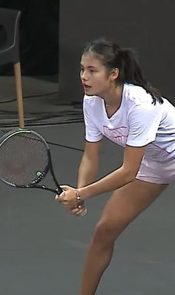 VIDEO Emma Răducanu, aplaudată în BT Arena din Cluj-Napoca: Campioana de la US Open, primită cu țuică și vișinată