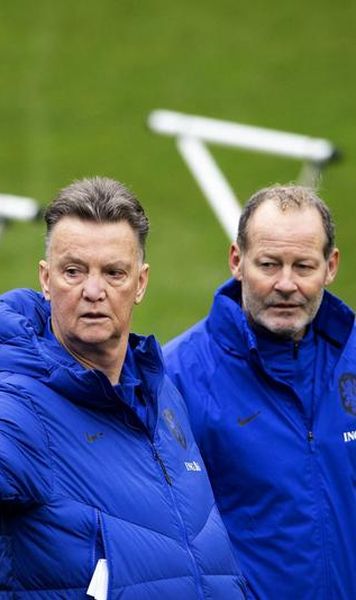 Imaginea zilei: Cum a antrenat Louis van Gaal naționala Olandei după ce a căzut de pe bicicletă