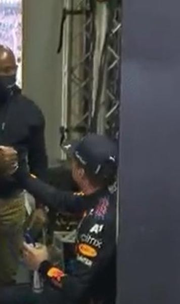 Imaginea zilei după victoria dramatică a lui Max Verstappen în fața lui Lewis Hamilton