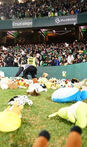 VIDEO  Gest impresionant: Fanii lui Betis Sevilla au inundat terenul cu jucării pentru copiii nevoiași înainte de Crăciun