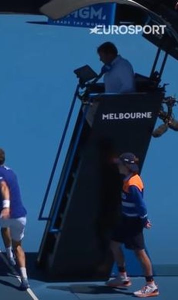 VIDEO Australian Open 2022: Lovitura turneului - A câștigat punctul deși se afla de partea greșită a fileului