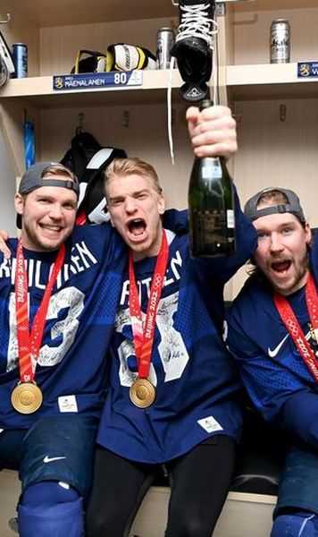 FOTO Imaginile zilei la JO 2022: Fără dinți, dar cu aurul olimpic la gât