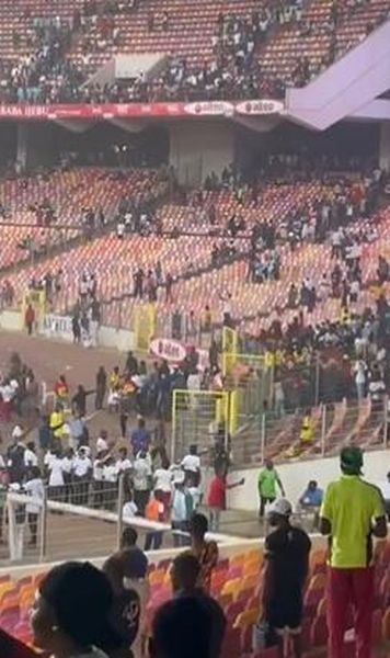 VIDEO Scandal uriaș după meciul Nigeria - Ghana: Fanii au năvălit pe teren, iar un oficial FIFA a decedat