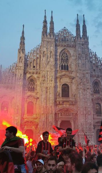 VIDEO Cu tractorul prin Piața Domului - AC Milan, titlul care părea să nu mai vină și noaptea albă a fanilor rossonero