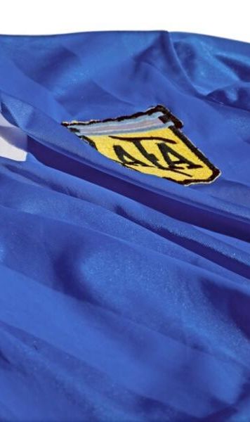 Tricoul purtat de Diego Maradona în meciul în care a marcat cu „Mâna lui Dumnzeu”, vândut pentru o sumă record