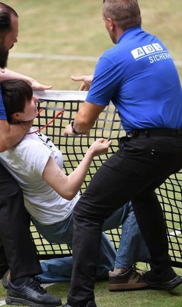 VIDEO Momente incredibile în timpul finalei ATP Halle - O protestatară a fost târâtă pe teren, după ce a încercat să se lege de fileu