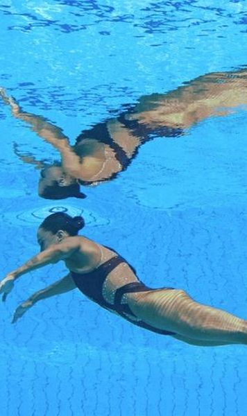 FOTO Momente dramatice la CM Natație - O sportivă a fost salvată de antrenoarea ei după ce a leșinat în bazin