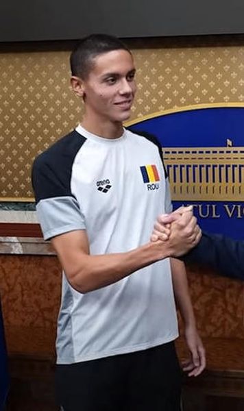 DigiSport: Glume după salutul de 37 de secunde dintre Nicolae Ciucă și David Popovici. „A crezut că e cu soldații”