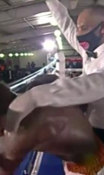 VIDEO Un pugilist sud african a murit după un meci - Nu a mai făcut diferența între adversar și arbitru
