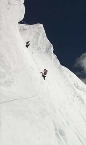 Un șerpaș nepalez a urcat de câte două ori pe cele mai înalte 14 vârfuri din lume