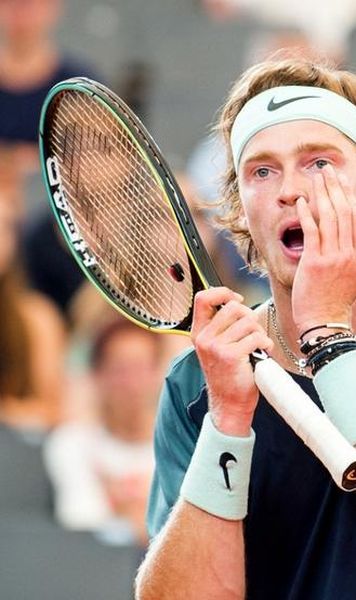 VIDEO Andrey Rublev și-a pierdut cumpătul la Hamburg - Rusul l-a strâns pe arbitru de picior și s-a lovit singur cu racheta