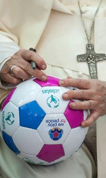 Papa Francisc spune că l-a întrebat pe Maradona despre „Mâna lui Dumnezeu”