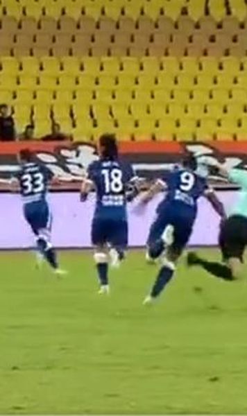 VIDEO Fază rară în fotbal: A fost suspendat un an după ce l-a doborât pe arbitrul de centru