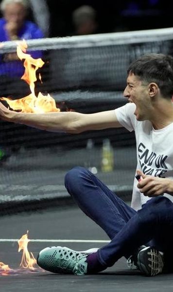 Imagini șocante la Laver Cup 2022 - Un protestatar și-a dat foc pe teren