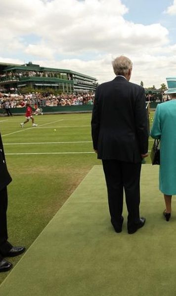 Imagine de colecție cu Regina Elisabeta a II-a postată de organizatorii de la Wimbledon