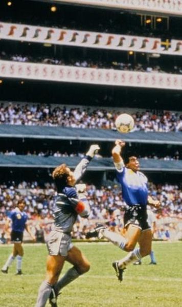 Suma fabuloasă pentru care va fi vândută mingea de la meciul în care Diego Maradona a înscris cu „mâna lui Dumnezeu”