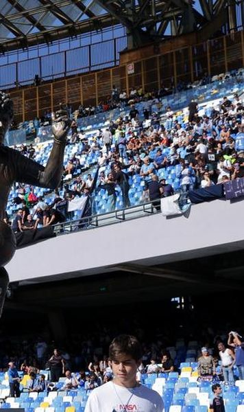 VIDEO Diego Maradona ar fi împlinit 62 de ani - Statuie inedită la stadionul din Napoli