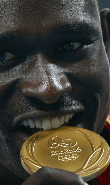 FOTO Un dublu campion olimpic a înșelat moartea pentru a doua oară - Kenyanul, implicat într-un accident aviatic