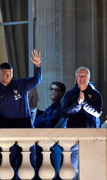 VIDEO Jucătorii Franței s-au întors acasă după înfrângerea din finala CM 2022 - Cum au fost primiți în Place de la Concorde