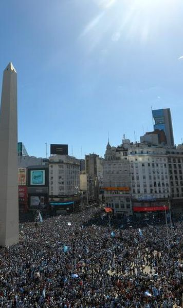 VIDEO Nebunie pe străzile din Buenos Aires - Peste un milion de argentinieni au sărbătorit alături de Messi câștigarea CM 2022