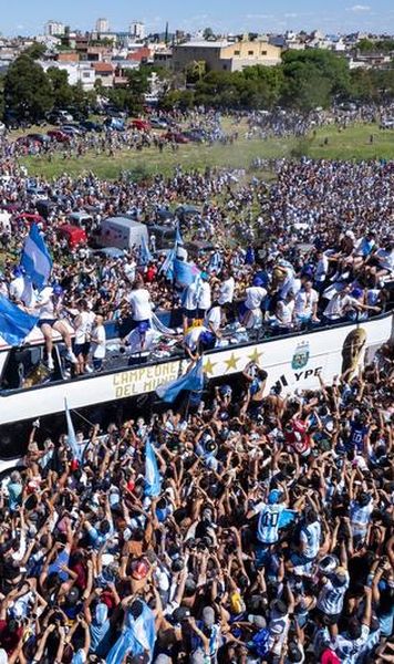 VIDEO Lovit grav după ce a sărit de pe pod pentru a sta lângă Lionel Messi, un fan a continuat petrecerea de pe targă