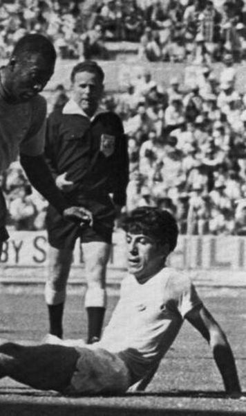 Amintirile românilor cu Pele: „Am stat la o cerveza / Tricoul lui este la mine / Mi-a zis 'Putana', apoi m-a scuipat”