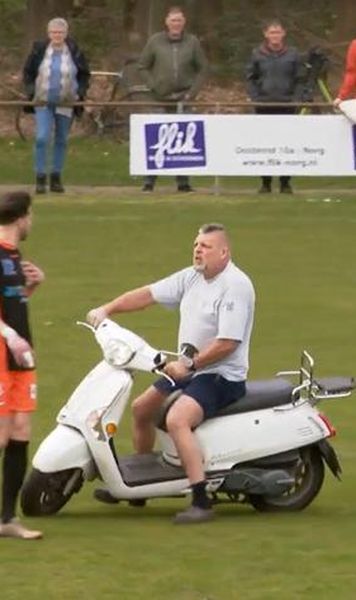 VIDEO Motivul bizar pentru care un bărbat a intrat cu scuterul pe teren în timpul unui meci