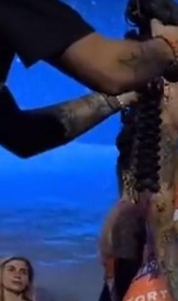 Imagini virale: Două luptătoare de MMA s-au sărutat la confruntarea dinaintea meciului direct