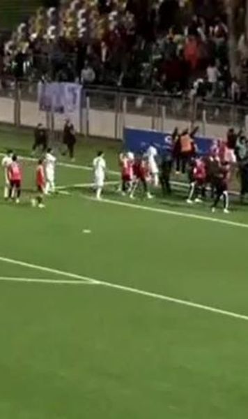 VIDEO Un portar a ajuns la spital după ce a fost lovit de o petardă în timpul meciului