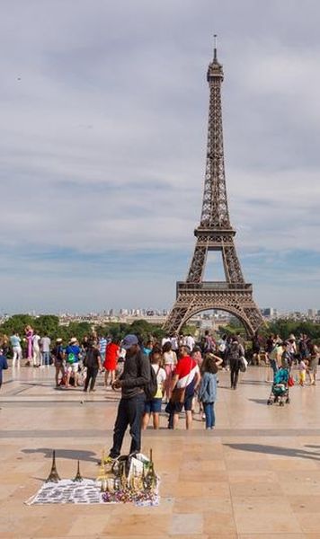 VIDEO Record inedit stabilit de o franțuzoaică pe Turnul Eiffel