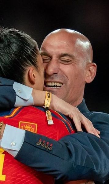 Miniștrii spanioli cer demisia șefului federației, după ce a sărutat o fotbalistă: „Machismul să nu rămână nepedepsit”
