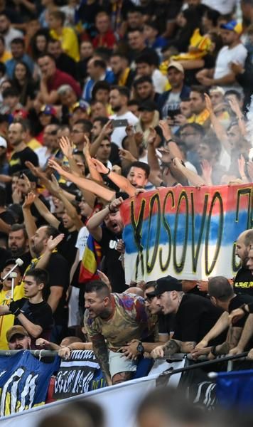 Reacția FRF după ce „huliganii” au cauzat întreruperea meciului afișând bannerul „Kosovo e Serbia”