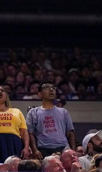 VIDEO Scene incredibile la US Open - Semifinală întreruptă de activiștii de mediu: Și-a lipit tălpile goale de podeaua de pe Arthur Ashe