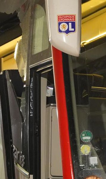 VIDEO Scene incredibile în Franța - Autocarul lui Lyon, atacat cu pietre / Antrenorul, cu fața plină de sânge