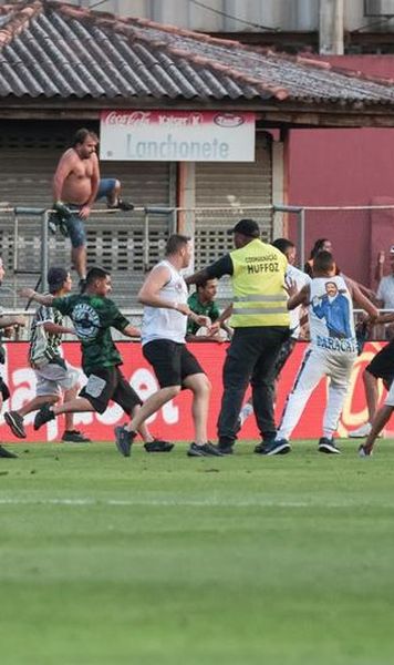 VIDEO Suporterii au intrat pe teren și s-au luat la bătaie sub privirile brazilianului Ronaldo