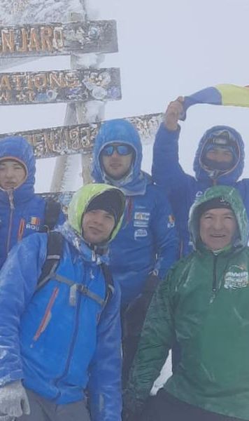 Doi sportivi nevăzători și unul cu dizabilitate fizică au cucerit vârful Kilimanjaro de ziua României