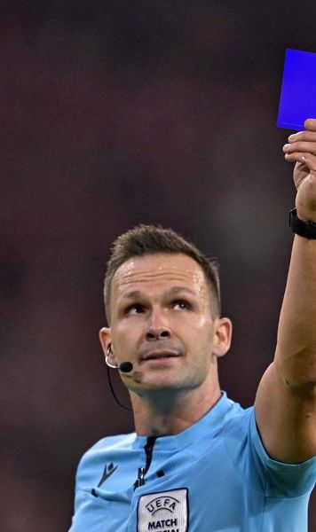 Va apărea cartonașul albastru în fotbal - Ce reprezintă acesta