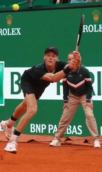 VIDEO ATP Monte Carlo: Jannik Sinner și Stefanos Tsitsipas, în optimi după ce și-au surclasat adversarii