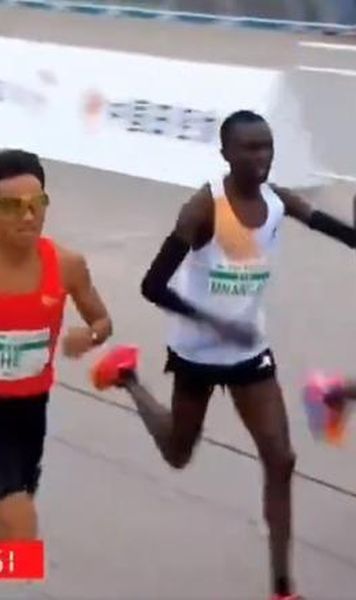 VIDEO Momente ciudate la semimaratonul de la Beijing: Trei alergători africani par să lase un chinez să câștige, apoi trec umăr la umăr linia de sosire pentru locul doi