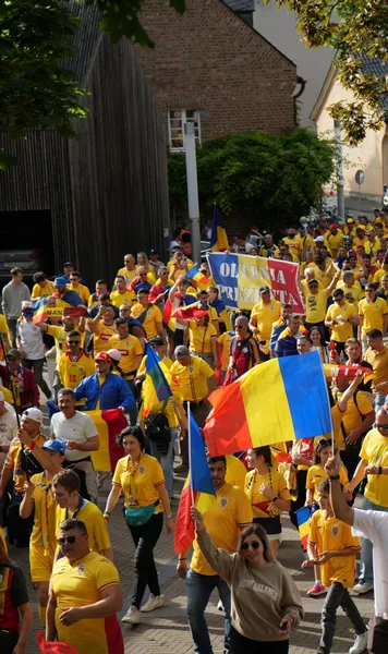 Campioana Europei la fani 10.000 de români împreună spre stadion și  25.000  în tribune!