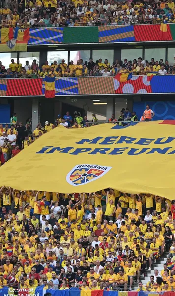 Euforie Cum au sărbătorit „tricolorii” alături de fani  calificarea  în optimi la EURO 2024