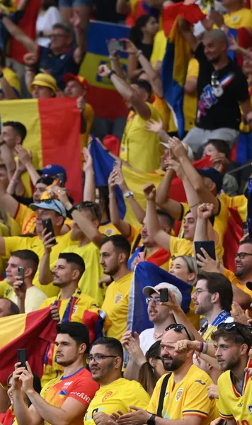 Emoție pură  GOLAZO.ro le-a arătat „tricolorilor” imaginile cu fanii  la Universitate. Cum au reacționat jucătorii
