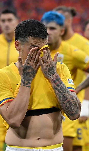 Ștergeți-vă lacrimile! Imagini copleșitoare cu „tricolorii” după înfrângerea cu Olanda »  „Zidul galben”  a refuzat să părăsească stadionul