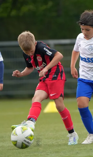 Vrea să fie mare  GOLAZO.ro l-a văzut la Frankfurt pe Mathias Tobă, puștiul de 9 ani care  impresionează la Eintracht