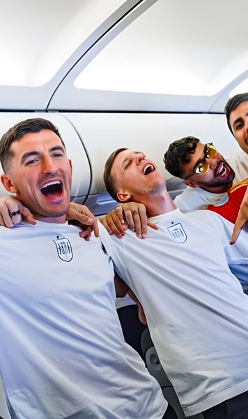 Petrecere în avion Naționala Spaniei s-a întors în țară, după triumful de la EURO 2024:  „Trofeul e în bagaj”