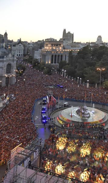 Fiesta la roja  Campionii europeni au adus trofeul la  Madrid . Zeci de mii de suporteri au ieșit în stradă