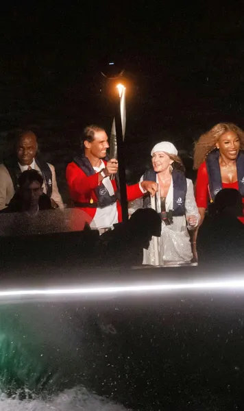 Onoare istorică  Deschiderea JO 2024 »  Nadia Comăneci  a purtat flacăra olimpică alături de Nadal, Serena și Carl Lewis